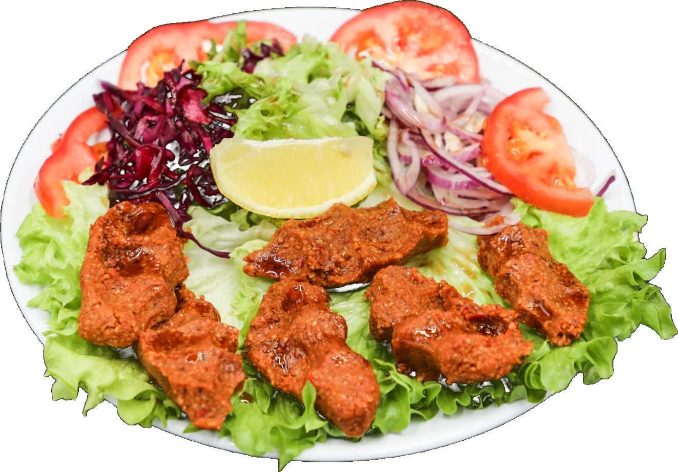 Çiğ Köfte auf Salat mit Zitrone